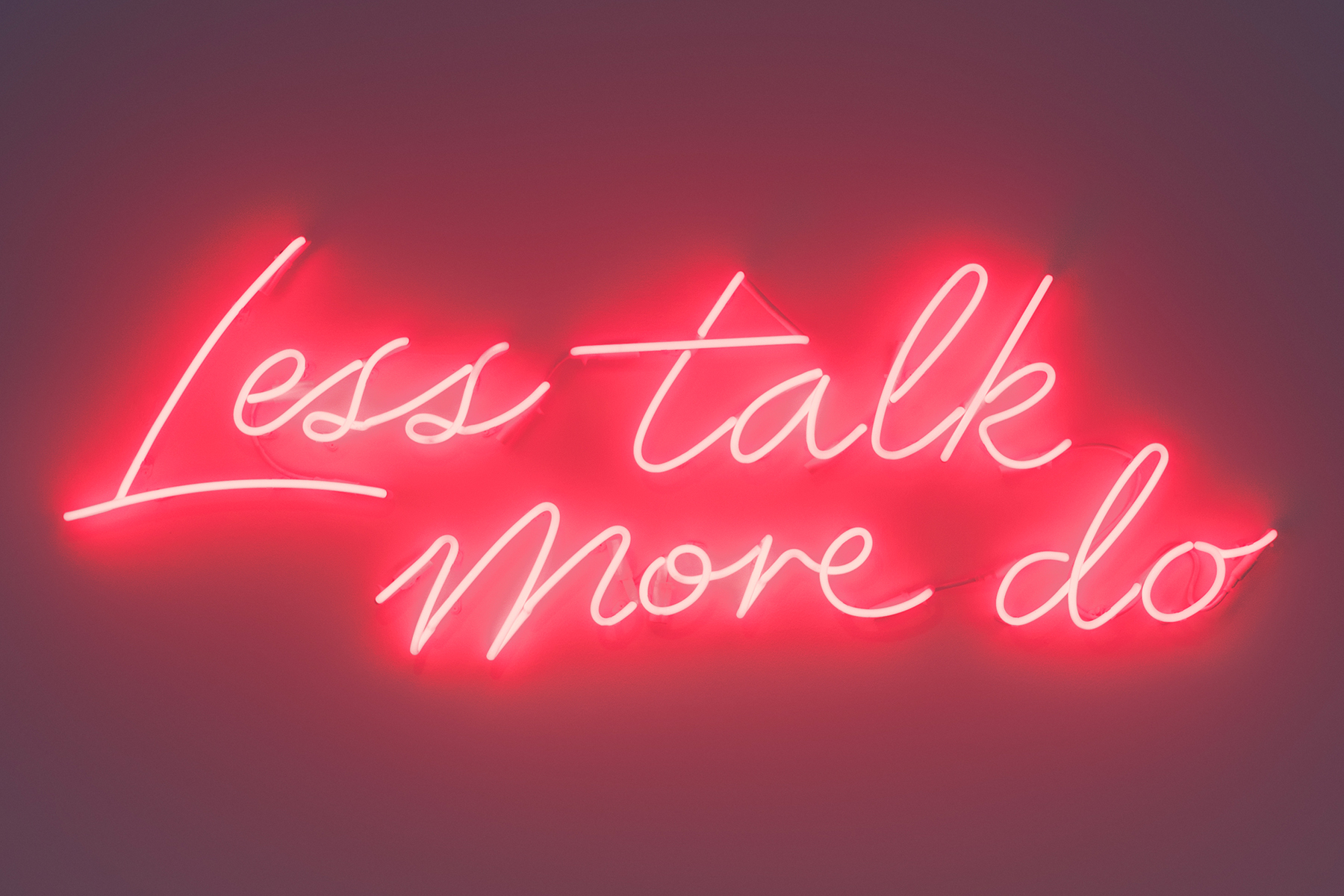 Néon less talk more do par l'agence de marketing digital à Reims et Paris