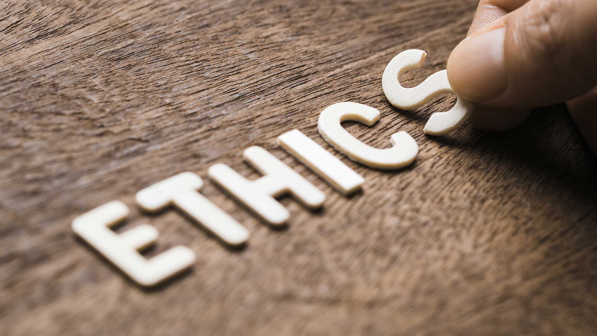 Lettres ETHICS posées sur une table de l'agence de communication à Reims et Paris