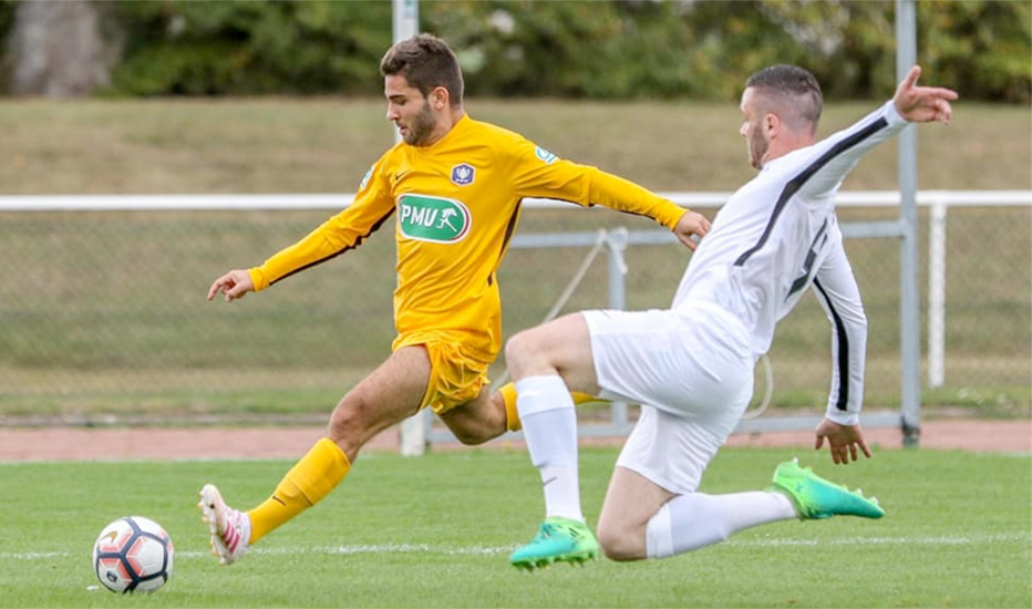 Joueur de football tirant au but pour la création du site internet du Chambray FC