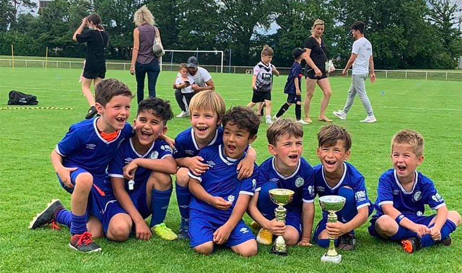 Équipe U7 du Chambray FC avec leur trophée pour la création du site internet du Chambray FC