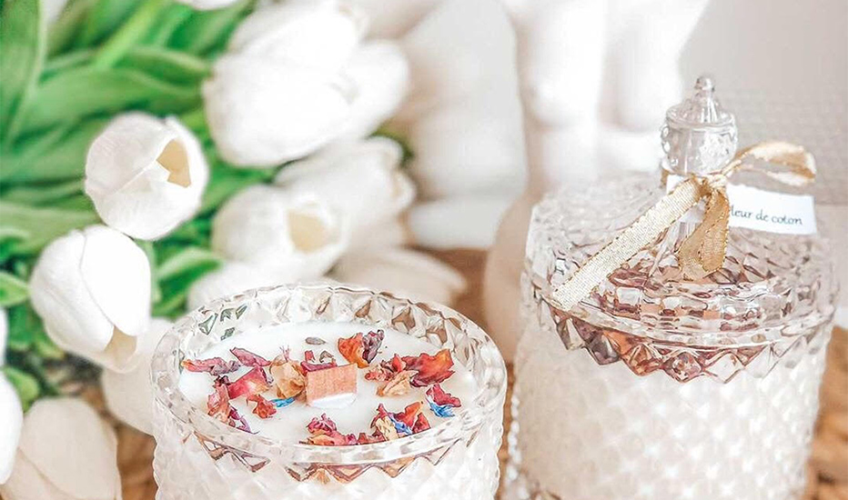 Deux bougies et un bouquet de tulipe sur une table