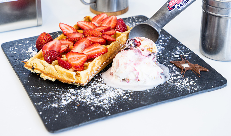 Gaufre fraises et une boule de glace pour la création du site internet réalisé par Creatis Web Art