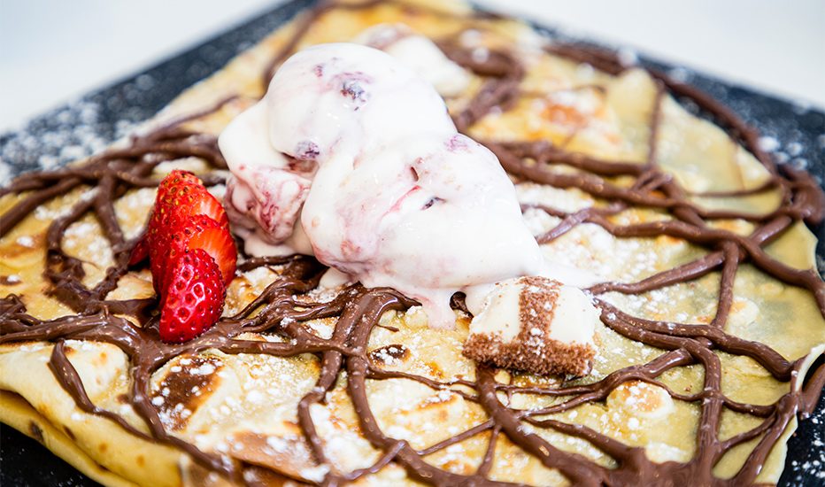 Crêpe chocolat avec une boule de glace pour la création du site internet réalisé par Creatis Web Art